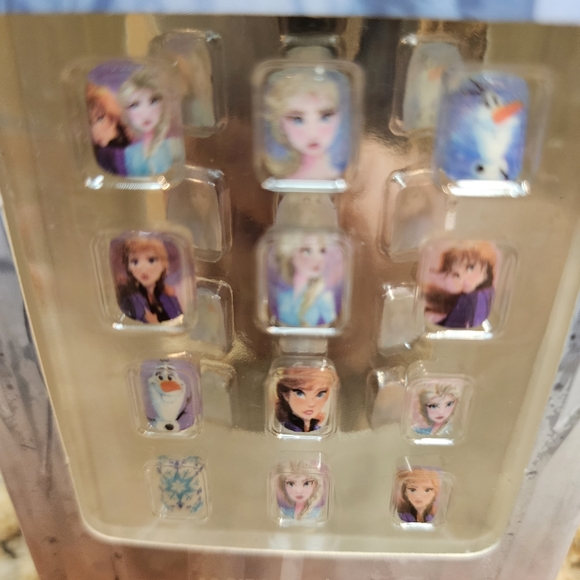Disney Frozen II Press-on Nails 12 Piece Set Brand New Childrens Size Age 6+ - Picture 5 of 8